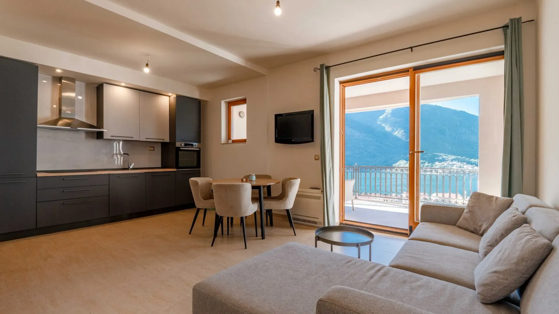 Prodaja, dvosoban stan, 106m², Dobrota, Kotor