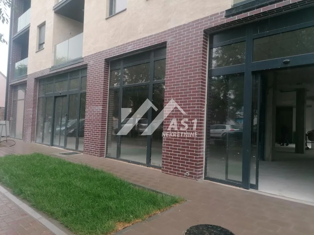 Izdavanje, poslovni prostor, 413m², Centar, Inđija