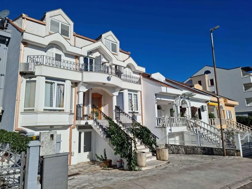 Rent, house, 200m², Centar, Podgorica
