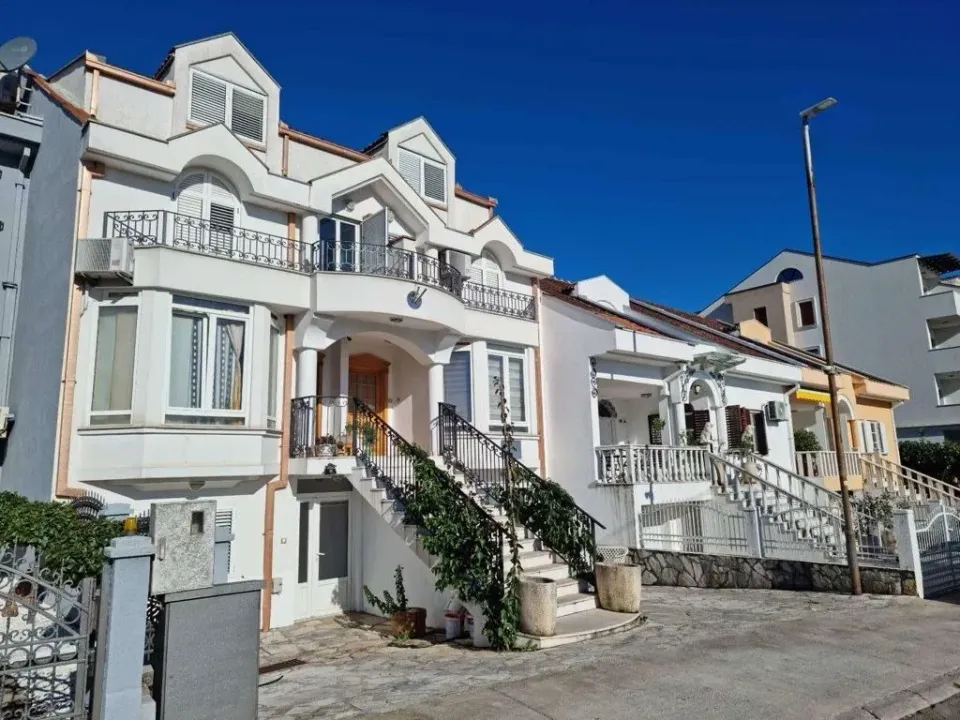 Rent, house, 200m², Centar, Podgorica