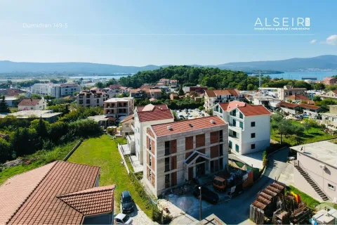 Pogled iz vazduha na stambeni objekat u izgradnji i okolno naselje. - image 11