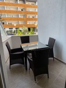 Namtještena terasa sa stolom i četiri stolice. - image 9
