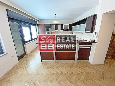 Kuća in Voždovac Sve Podlokacije