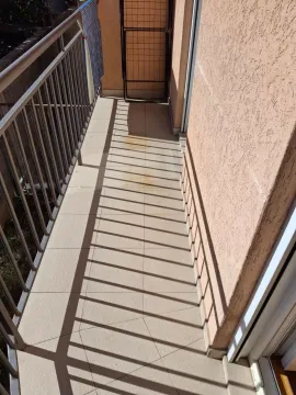Uski balkon sa pločicama i metalnom ogradom. - image 18