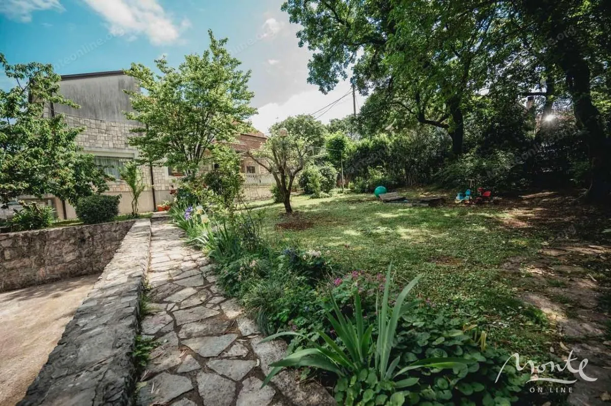 Prodaja, kuća, 350m², Velje Brdo, Podgorica