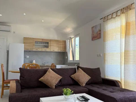 Izdavanje, trosoban stan, 85m², Gradiošnica, Tivat - image 3