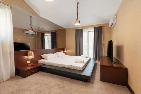 Izdavanje, kuća, 500m², Bonići, Tivat - image 9