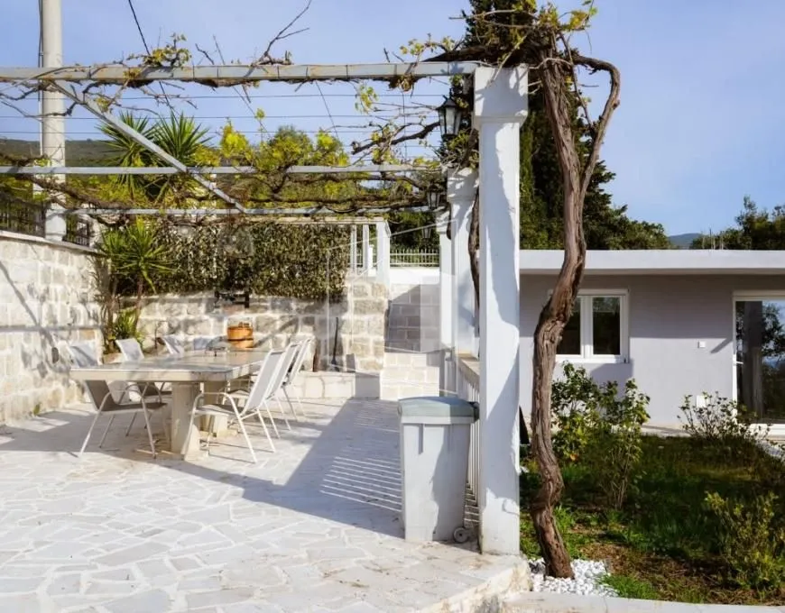 Izdavanje,  kuća, 80m2, Bigova, Kotor