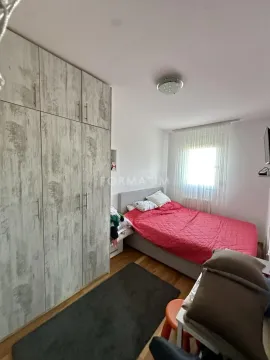 Nameštena spavaća soba sa velikim ormanom i bračnim krevetom. - image 5
