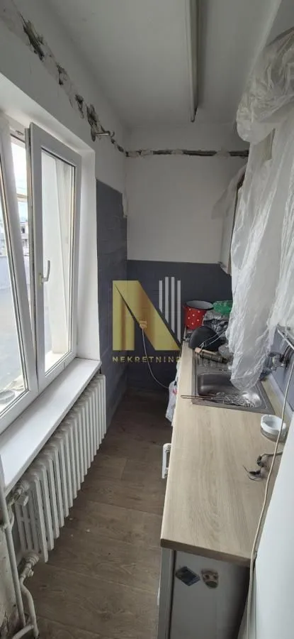 Manja kuhinja sa prozorom i sudoperom tokom renoviranja.