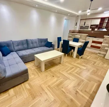 Dnevni boravak sa garniturom i trpezarijom u nastavku. - image 3