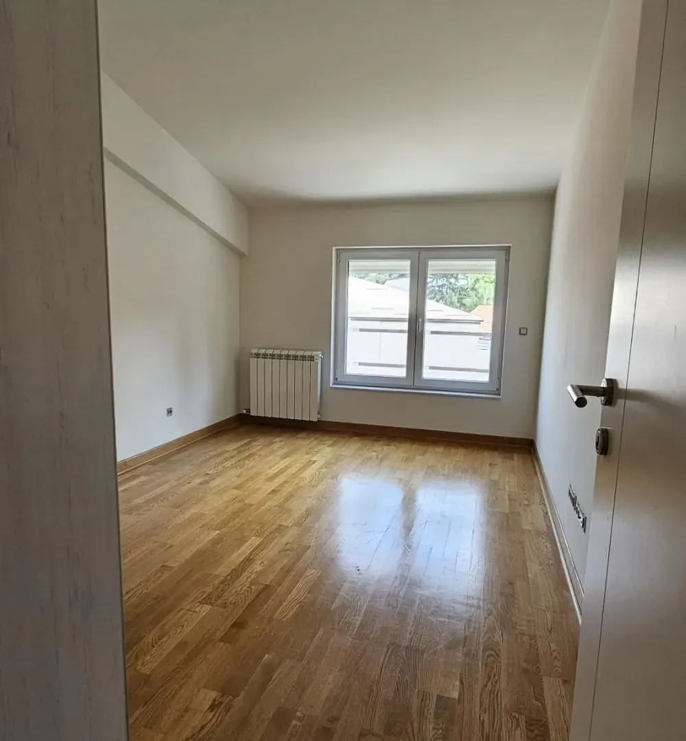 Izdavanje, četvorosoban stan, 157m², Savski Venac, Beograd