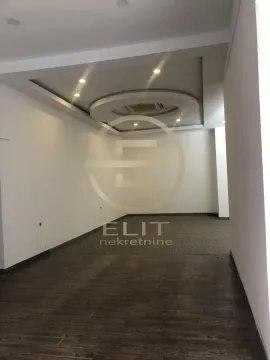 Empty room with a dropped ceiling and lighting. - image 5