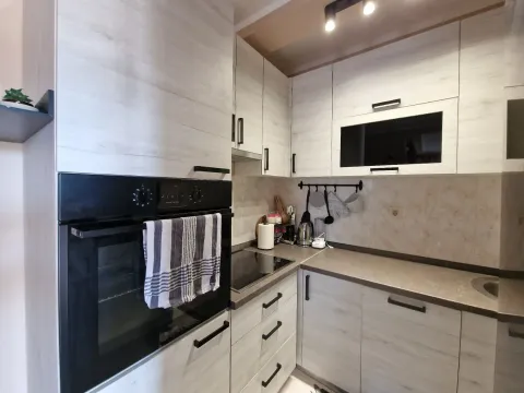 Izdavanje, trosoban stan, 105m², Tivat, Crna Gora - image 18