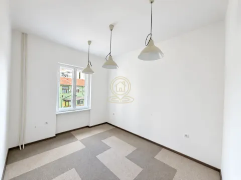 Prazna soba sa belim zidovima, prozorom i visećim lampama. - image 5