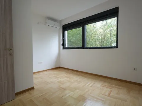 Izdavanje, poslovni prostor, 95m², Pod Goricom, Podgorica - image 5