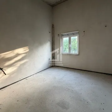 Nenameštena prostorija u izgradnji sa prozorom. - image 13