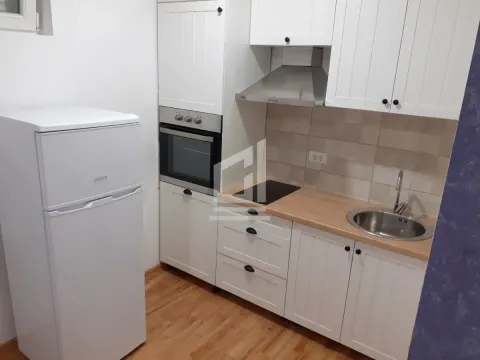 Manja kuhinja sa bijelim elementima, ugradnom rernom i frižiderom. - image 3