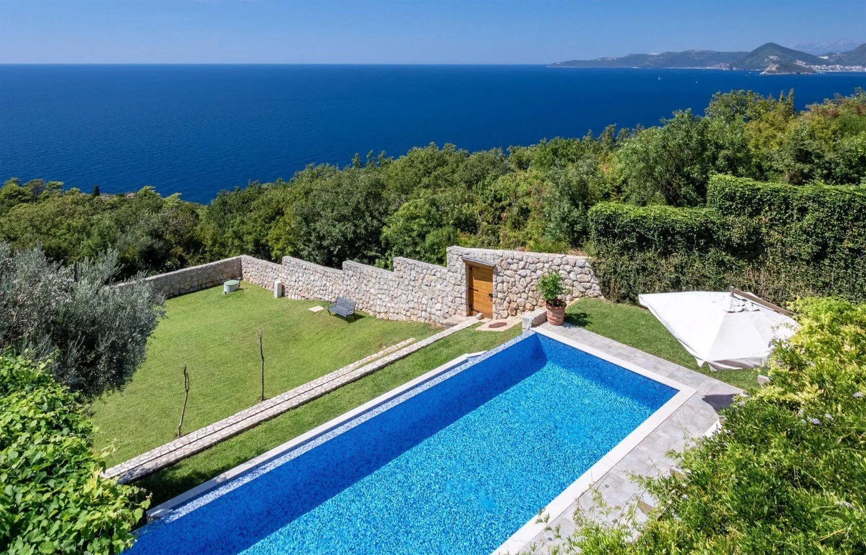 Sale, house, 550m², Reževići, Budva