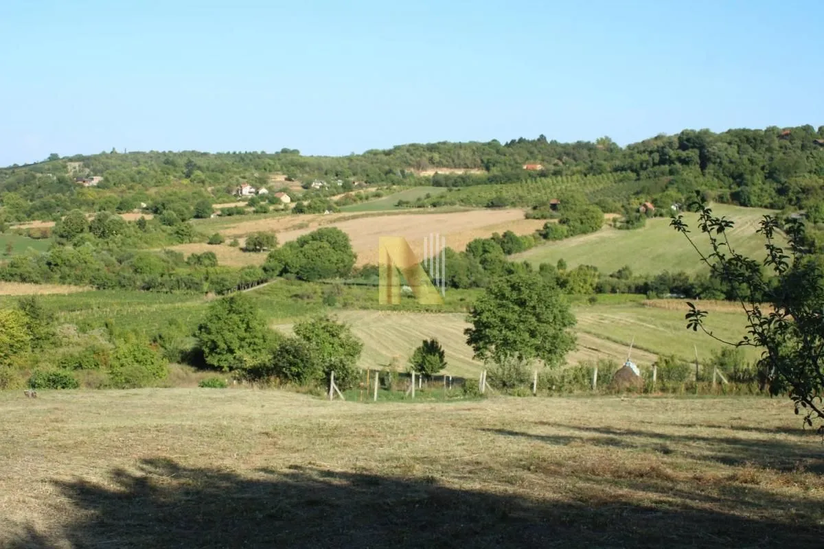 Pogled na zelene pejzaže i livade sa građevinskim zemljištem.