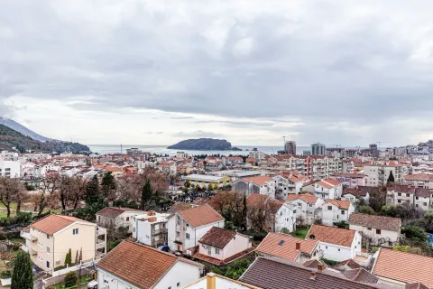 Pogled sa visine na gradsko naselje i more pod oblačnim nebom. - image 3