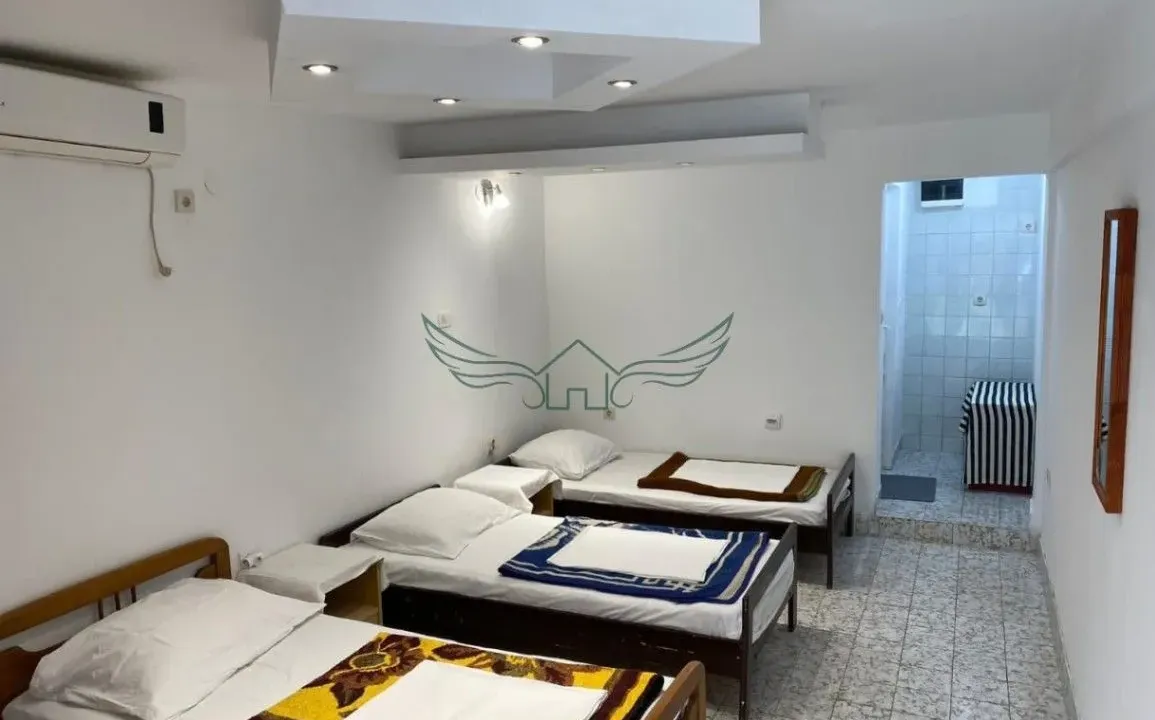 Izdavanje, petosoban stan, 150m², Centar, Budva