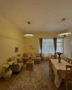 Dnevna soba sa garniturom i trpezarijskim stolom. - image 7
