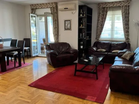 Izdavanje, dvosoban stan, 87m², Podgorica, Crna Gora