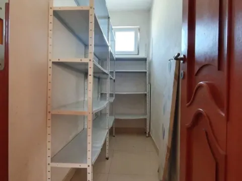 Izdavanje, petosoban stan, 200m², Petrovaradin, Novi Sad - image 2