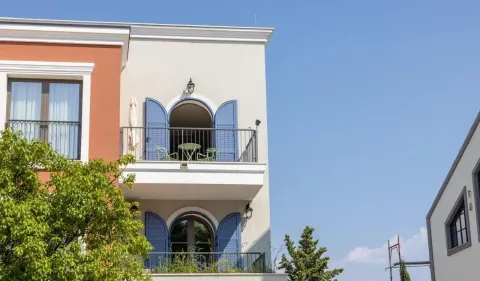 Eksterijer moderne višeporodične kuće sa plavim šalukatama i balkonima. - image 6
