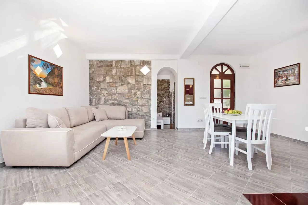 Rent, house, 110m², Tivat, Crna Gora