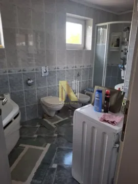 Kupatilo opremljeno sanitarijama, tuš kabinom i mašinom za veš. - image 13