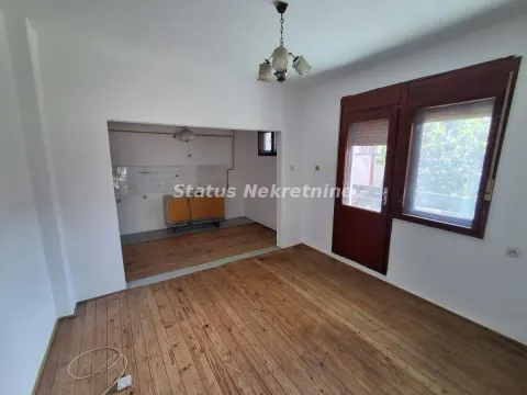 Prazna dnevna soba sa drvenim podom i prolazom ka kuhinji. - image 9