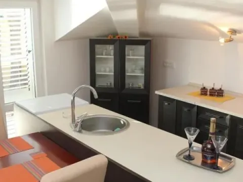 Izdavanje, dvosoban stan, 80m², Centar, Tivat - image 10