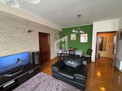 Dnevna soba sa garniturom, televizorom i trpezarijskim dijelom u pozadini. - image 6