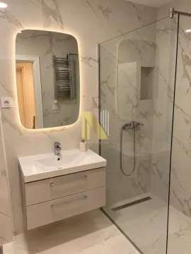 Moderno opremljeno kupatilo sa tuš kabinom i umivaonikom. - image 3