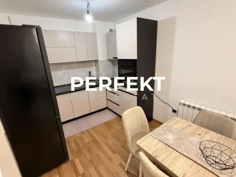 Kuhinja opremljena elementima i trpezarijskim stolom sa stolicama. - image 6