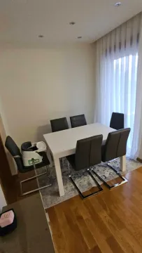 Trpezarija sa bijelim stolom i tamnim stolicama. - image 3
