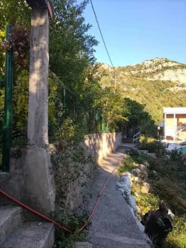 Dvorište sa betonskom stazom i pogledom na brda. - image 6