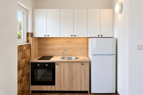 Manja opremljena kuhinja sa bijelim elementima i ugradnim uređajima. - image 5