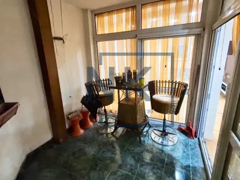 Zastakljena terasa sa garniturom za sjedenje i velikim prozorima. - image 9