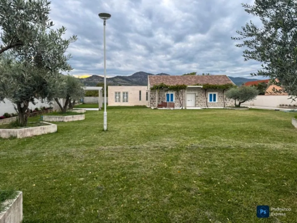 Izdavanje, kuća, 272m², Donji Kokoti, Podgorica