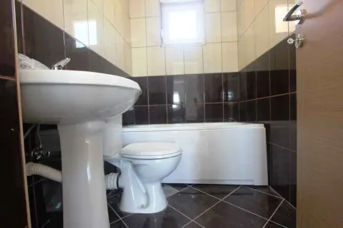 Manje kupatilo sa umivaonikom, WC šoljom i kadom. - image 17