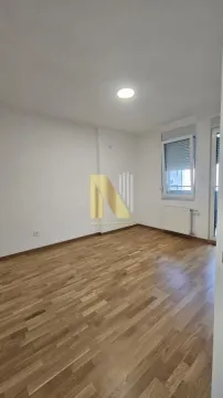 Prazna soba sa parketom i belim zidovima. - image 9