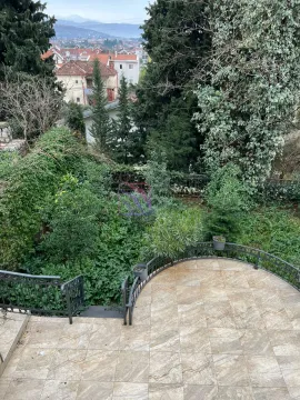 Popločana terasa sa ogradom i pogledom na dvorište i okolinu. - image 5