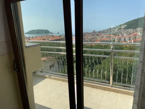 Pogled sa terase na grad i more. - image 11
