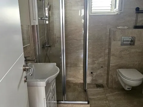 Izdavanje, dvosoban stan, 110m², Radanovići, Kotor - image 8