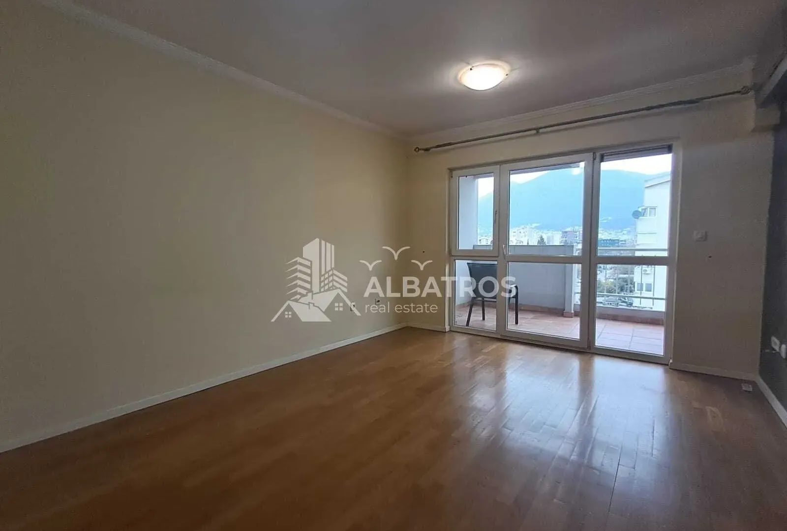 Rent, two bedroom apartment, 75m², Centar, Bar