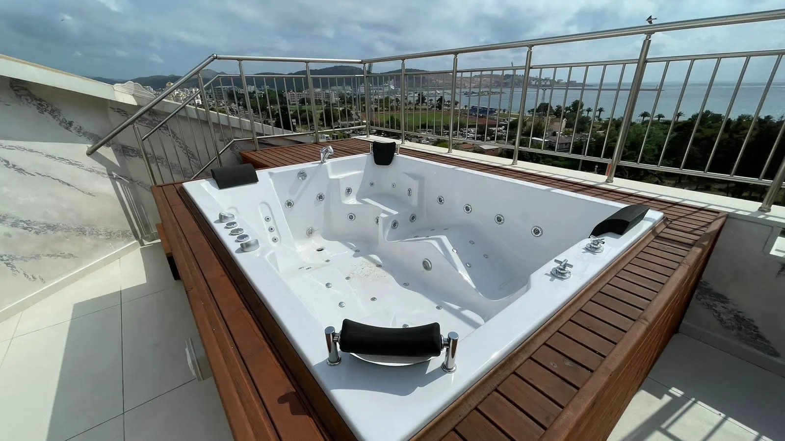 Terrace with a jacuzzi and sea view.