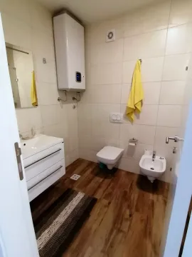 Manje kupatilo sa umivaonikom, toaletom, bideom i bojlerom na zidu. - image 17